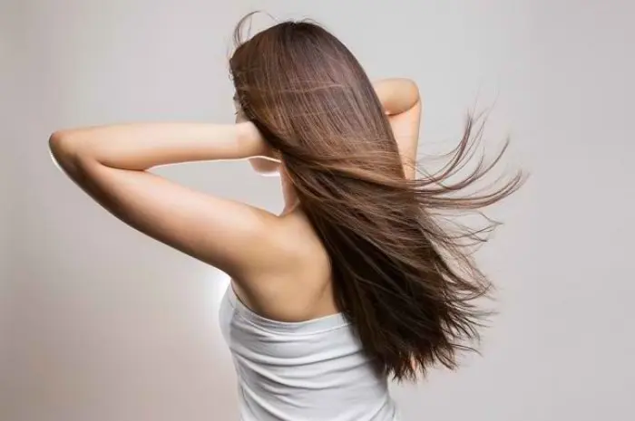 8 Cara Meluruskan Rambut Mengembang Secara Alami